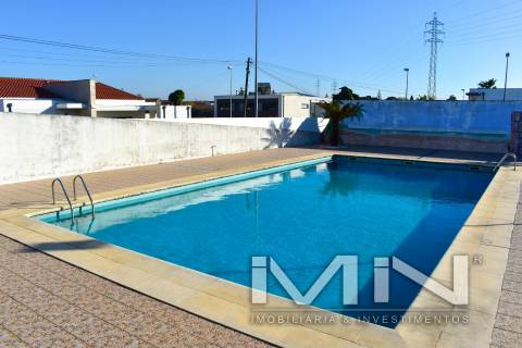 Moradia com piscina e campo de ténis