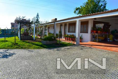 Moradia com piscina e campo de ténis