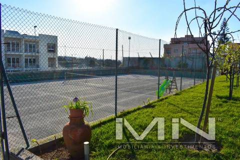 Moradia com piscina e campo de ténis