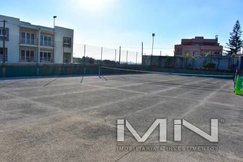 Moradia com piscina e campo de ténis