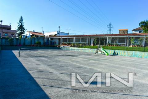 Moradia com piscina e campo de ténis