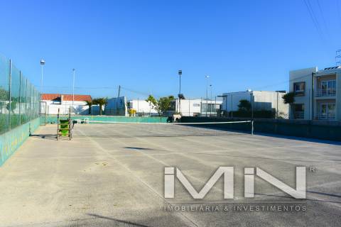 Moradia com piscina e campo de ténis