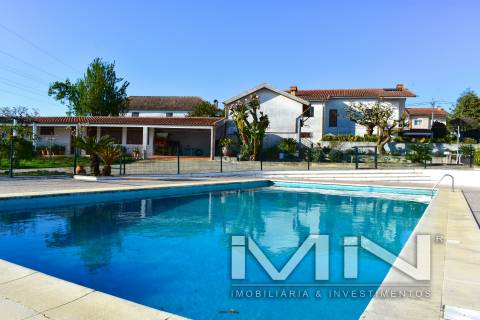 Moradia com piscina e campo de ténis