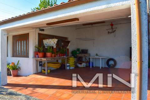 Moradia com piscina e campo de ténis