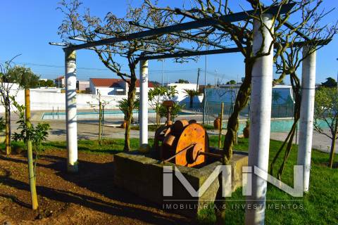 Moradia com piscina e campo de ténis