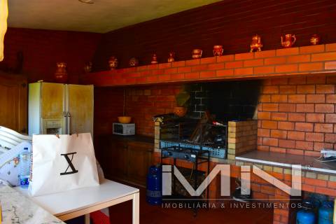 Moradia com piscina e campo de ténis