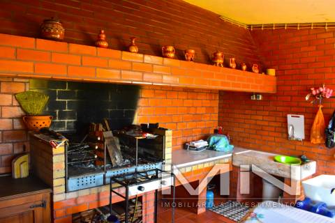 Moradia com piscina e campo de ténis