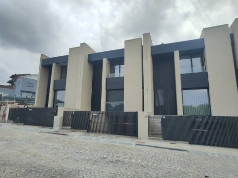 Moradia c/ 3 suites - terraço e garagem para duas viaturas