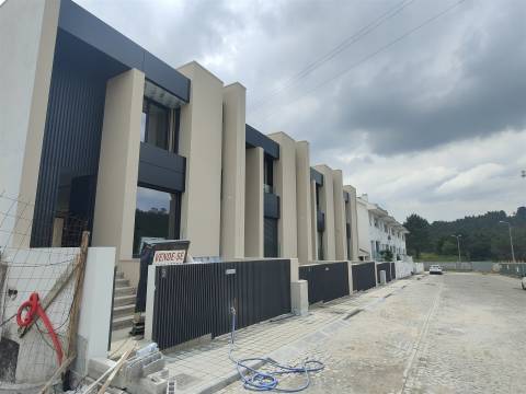 Moradia c/ 3 suites - terraço e garagem para duas viaturas