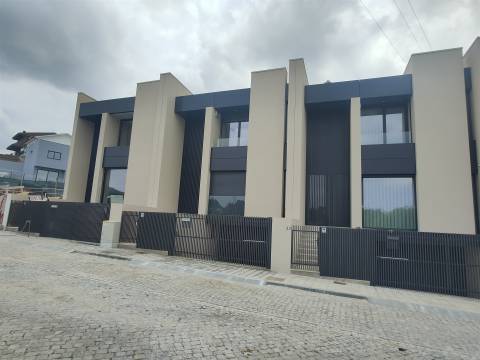 Moradia c/ 3 suites - terraço e garagem para duas viaturas