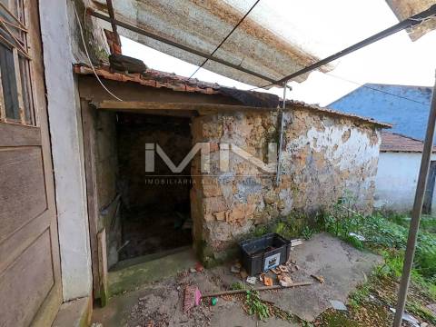 Moradia térrea p/reabilitação - 700m de terreno