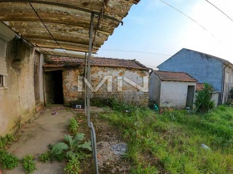 Moradia térrea p/reabilitação - 700m de terreno