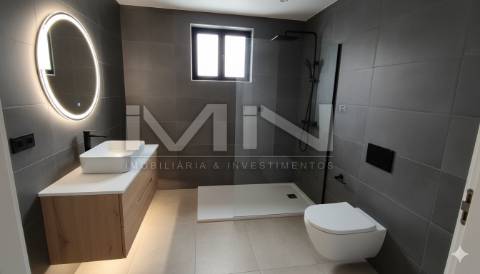 Moradia térrea p/reabilitação - 700m de terreno