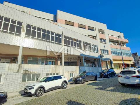 Escritório -c/Terraço e lugar de garagem - Potencial para habitação