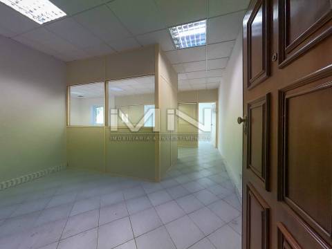Escritório -c/Terraço e lugar de garagem - Potencial para habitação