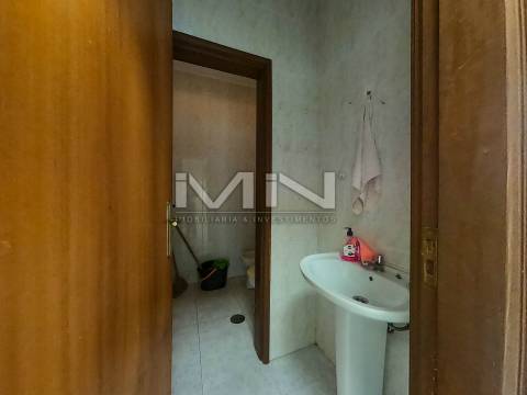 Escritório -c/Terraço e lugar de garagem - Potencial para habitação