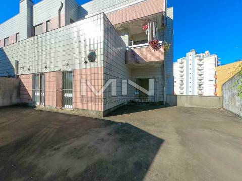 Escritório -c/Terraço e lugar de garagem - Potencial para habitação