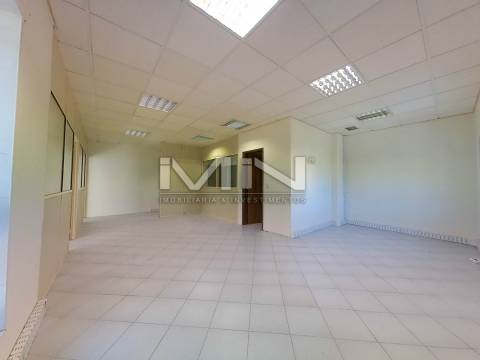 Escritório -c/Terraço e lugar de garagem - Potencial para habitação