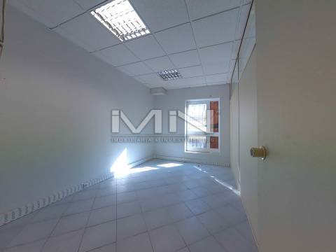 Escritório -c/Terraço e lugar de garagem - Potencial para habitação