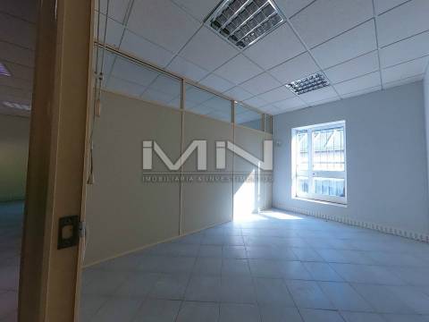 Escritório -c/Terraço e lugar de garagem - Potencial para habitação