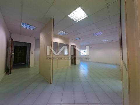 Escritório -c/Terraço e lugar de garagem - Potencial para habitação