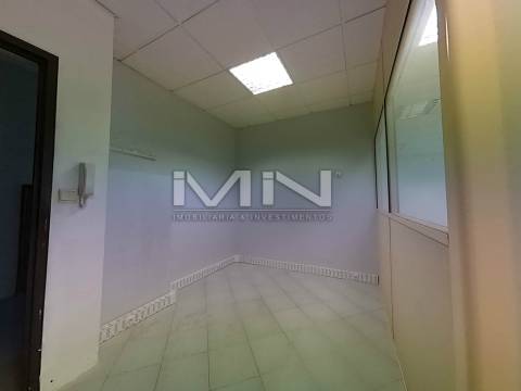 Escritório -c/Terraço e lugar de garagem - Potencial para habitação