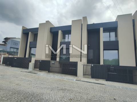 Moradia T3  com 3 Suites - áreas amplas