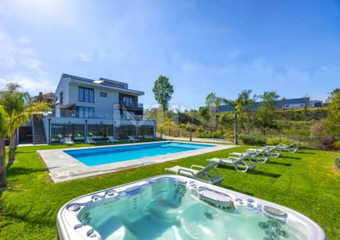 Moradia de sonho \ Piscina \ Jacuzzi \ 5 suites \ 3270m2