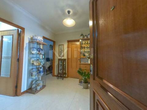 Apartamento T3 c/ Suite e garagem para dois carros