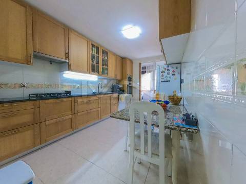 Apartamento T3 c/ Suite e garagem para dois carros