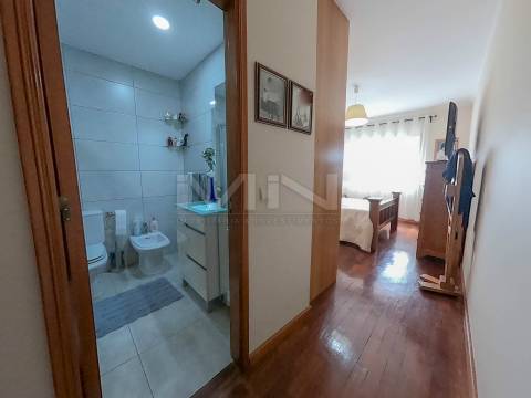 Apartamento T3 c/ Suite e garagem para dois carros