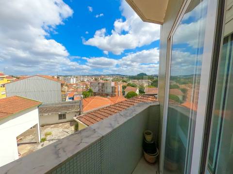 Apartamento T3 c/ Suite e garagem para dois carros