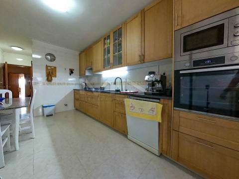 Apartamento T3 c/ Suite e garagem para dois carros