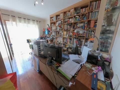 Apartamento T3 c/ Suite e garagem para dois carros