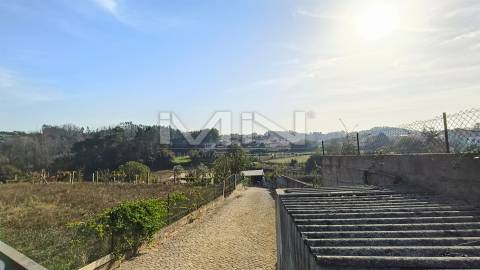 Terreno murado com construção - 2100m2