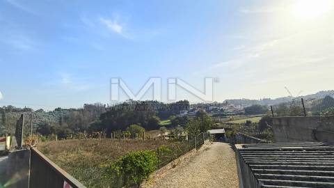 Terreno murado com construção - 2100m2