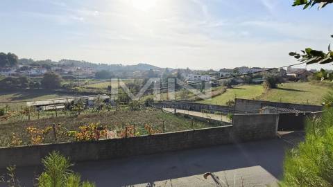 Terreno murado com construção - 2100m2