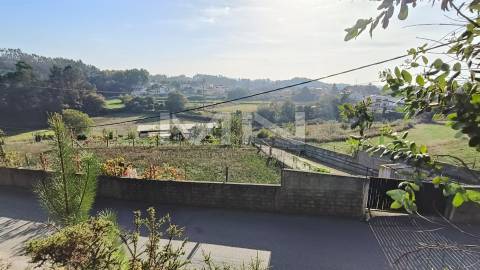 Terreno murado com construção - 2100m2