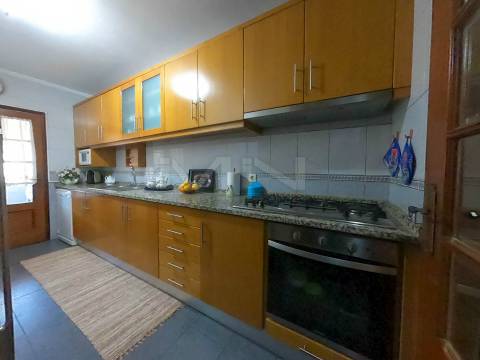 T3 com Terraço Coberto Exclusivo: A 1,5 km do Metro de Fânzeres