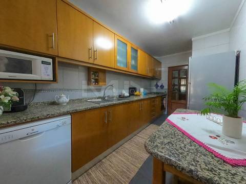 T3 com Terraço Coberto Exclusivo: A 1,5 km do Metro de Fânzeres