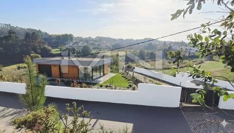 Terreno murado com construção - 2100m2