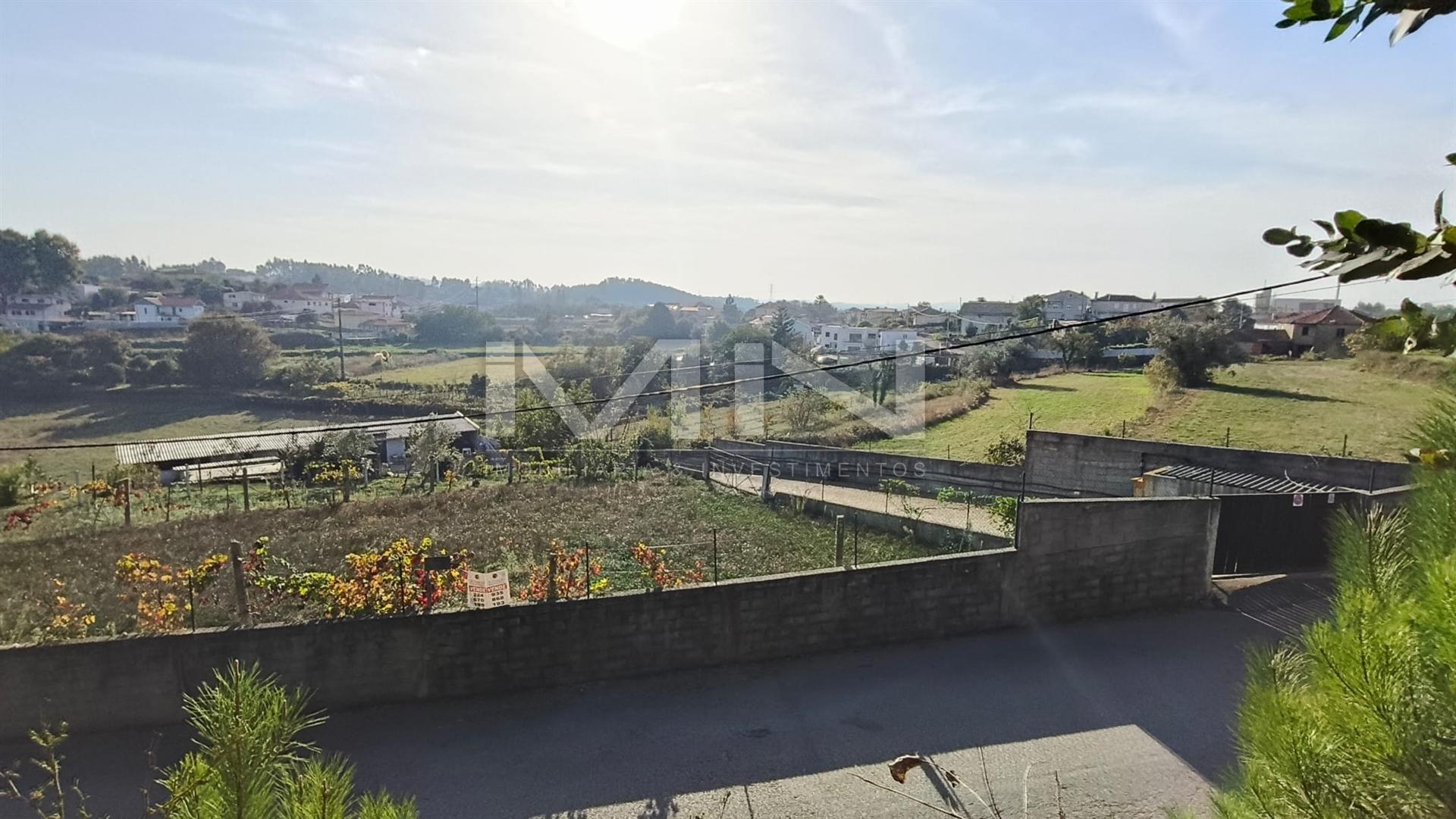 Terreno murado com construção - 2100m2