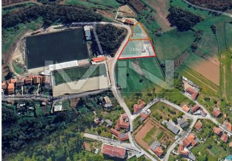 Terreno murado com construção - 2100m2