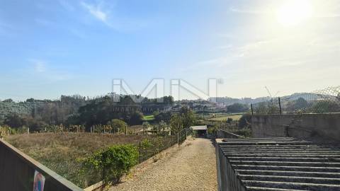 Terreno murado com construção - 2100m2