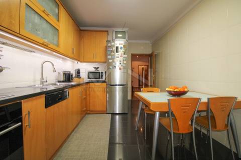 A 5 Minutos do Porto! Espaçoso T3 com Suite, Varandas e Garagem em Zona Calma de Gondomar.