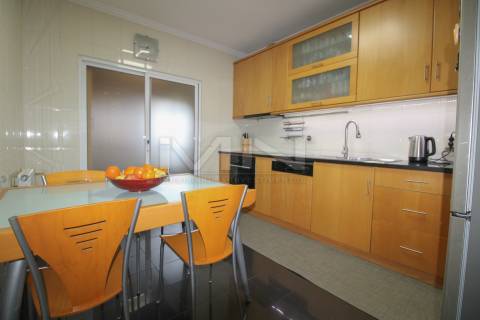 A 5 Minutos do Porto! Espaçoso T3 com Suite, Varandas e Garagem em Zona Calma de Gondomar.