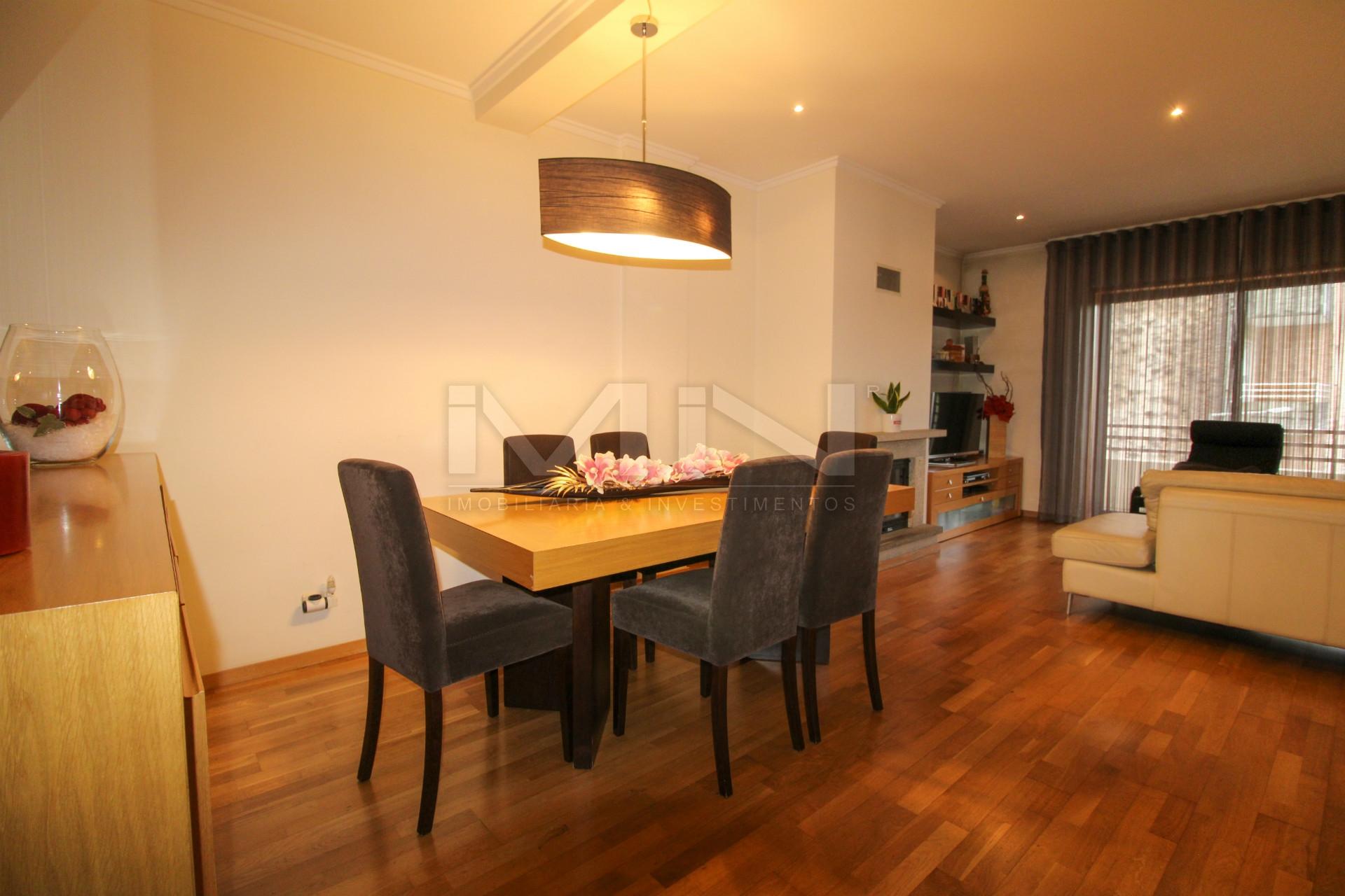 A 5 Minutos do Porto! Espaçoso T3 com Suite, Varandas e Garagem em Zona Calma de Gondomar.