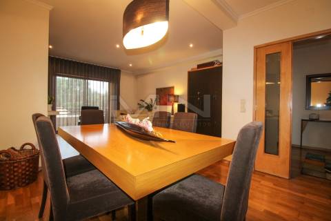 A 5 Minutos do Porto! Espaçoso T3 com Suite, Varandas e Garagem em Zona Calma de Gondomar.