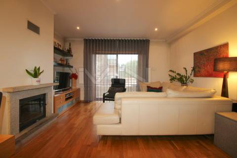 A 5 Minutos do Porto! Espaçoso T3 com Suite, Varandas e Garagem em Zona Calma de Gondomar.