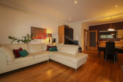 A 5 Minutos do Porto! Espaçoso T3 com Suite, Varandas e Garagem em Zona Calma de Gondomar.